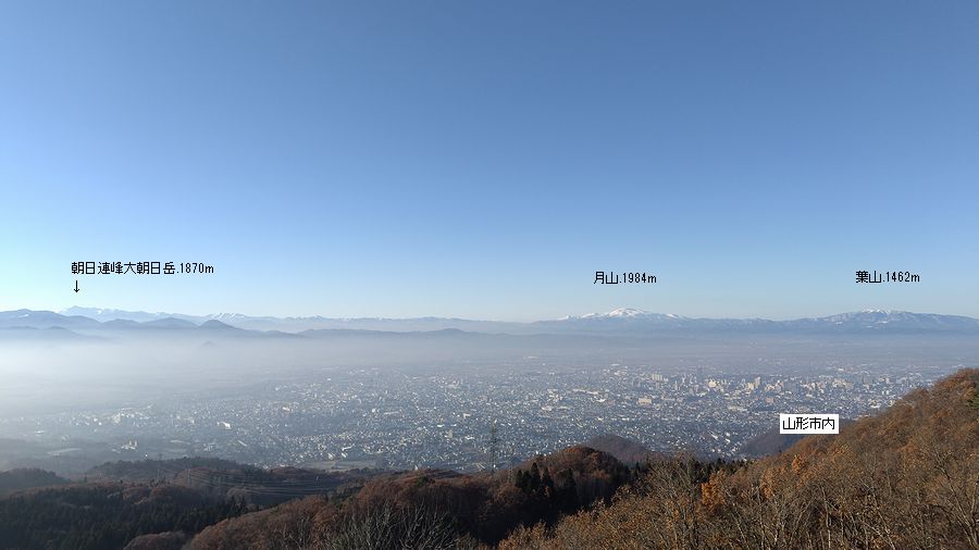 西蔵王の展望台から山形市内、月山、葉山、朝日連峰が見える風景。