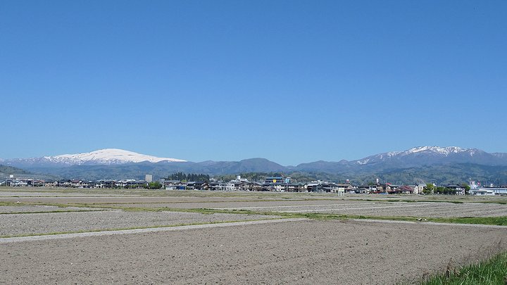 寒河江市内の国道112号線から、月山と葉山を望む風景。